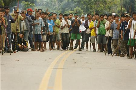 Sur une route prs de la ville de Yurimaguas, dans l'est du Prou. Une quarantaine de personnes ont t tues depuis vendredi dans les affrontements entre la police pruvienne et des tribus de l'Amazonie opposes  l'octroi de concessions  des compagnies minires trangres dans la fort quatoriale du nord du pays. (Reuters/Enrique Castro-Mendivil)